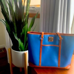 Dooney and Bourke purse!  Great color! Like new!